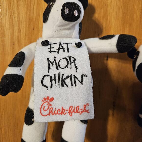 Chick-fil-A Eat Mor Chikin Cow Plush Lot Of 2 2013 2022 Advertising Toys - Picture 2 of 12
